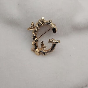 Vintage 1960s Stamped Sarah Coventry "G" Initial Pin Brooch | Gold Tone Letter G